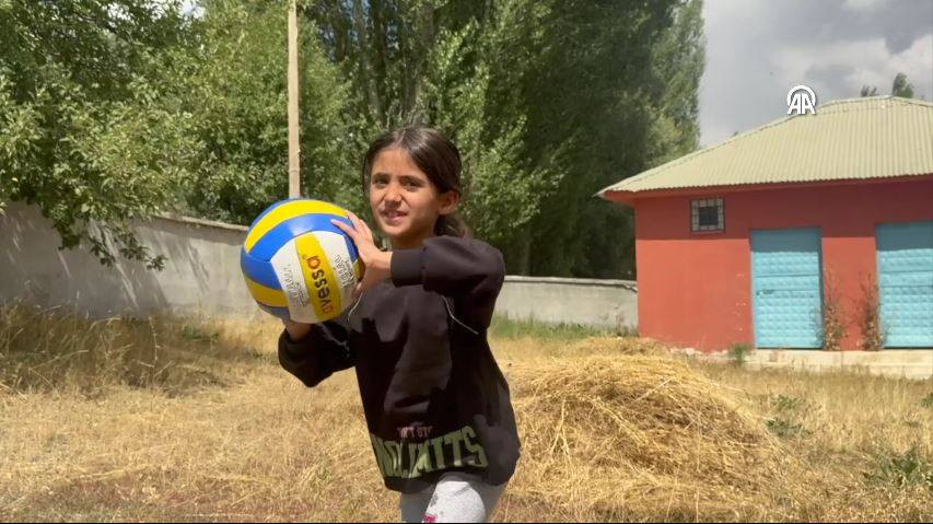 Bu okulda 3 yıldır tek bir öğrenci var. 9 yaşındaki Hasret artık sınıf arkadaşı istiyor - Resim: 6